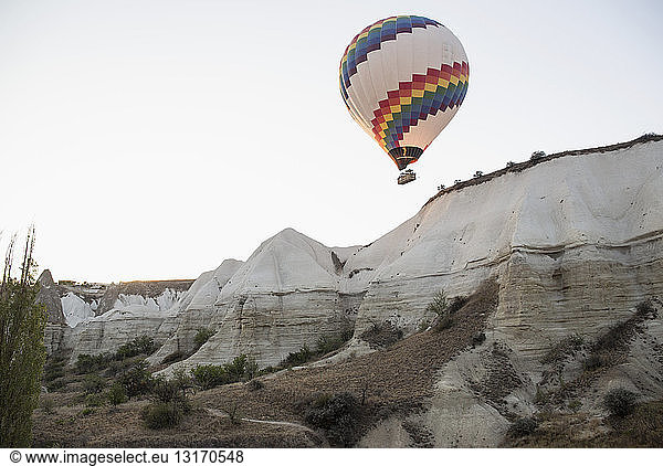 Heißluftballon über Felsformationen  Kappadokien  Anatolien  Türkei