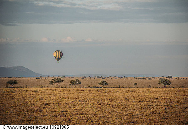 Heißluftballon über ruhiger Wüste  Serengeti  Tansania