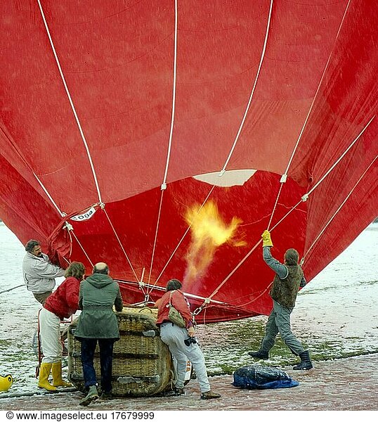 Heißluftballon  Flamme  Brenner  Vorbereitung zum Aufstieg  Hot-air balloon  flame  programmer  preparation to the rise