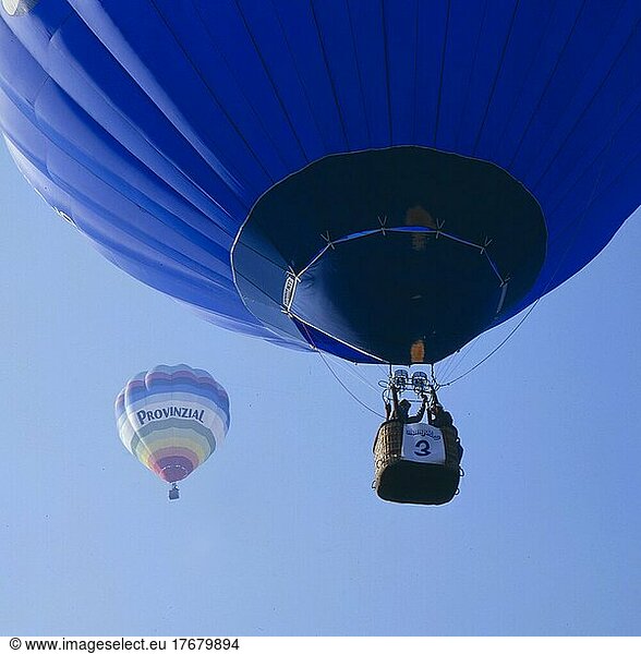 Heißluftballon in der Luft  blauer Himmel  Hot-air balloon in the air  blue sky
