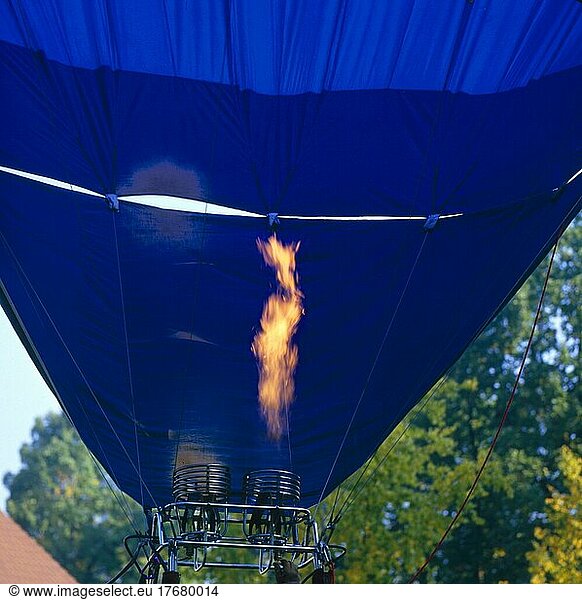 Heißluftballon in der Luft  Flamme  Brenner  blauer Himmel  Hot-air balloon in the air  flame  programmer  blue sky