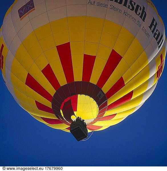 Heißluftballon  Nahaufnahme  blauer Himmel  Hot-air balloon  close-up  blue sky