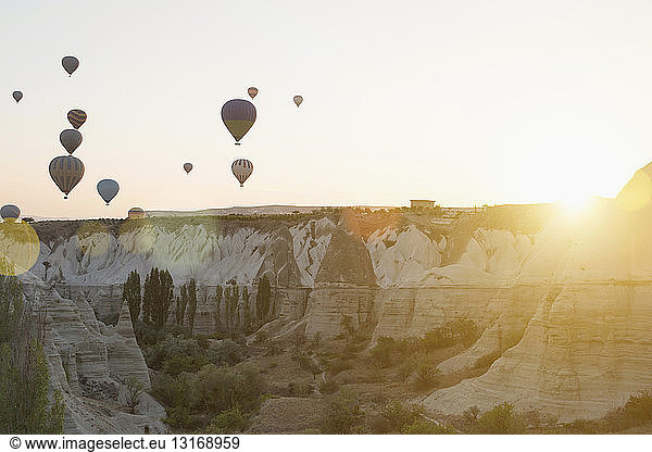 Heißluftballons über Felsformationen  Kappadokien  Anatolien  Türkei