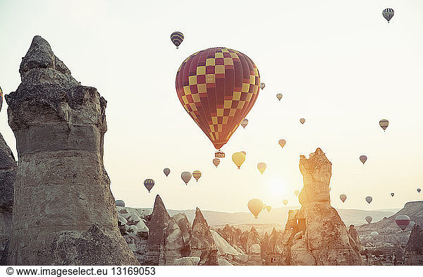 Heißluftballons über Hoodoo-Felsformationen  Kappadokien  Anatolien  Türkei