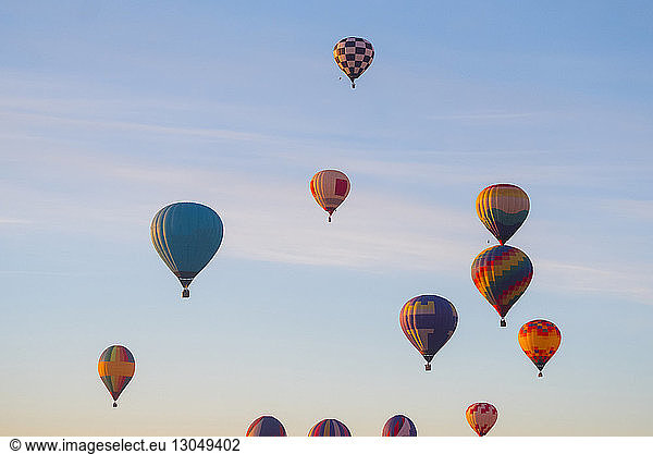 Heißluftballons fliegen am Himmel