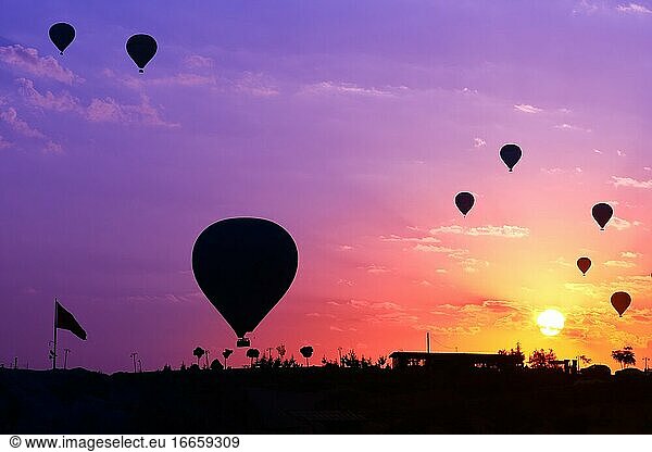 Heißluftballons Silhouette in Goreme Aussichtspunkt bei Sonnenaufgang  Kappadokien  Türkei.