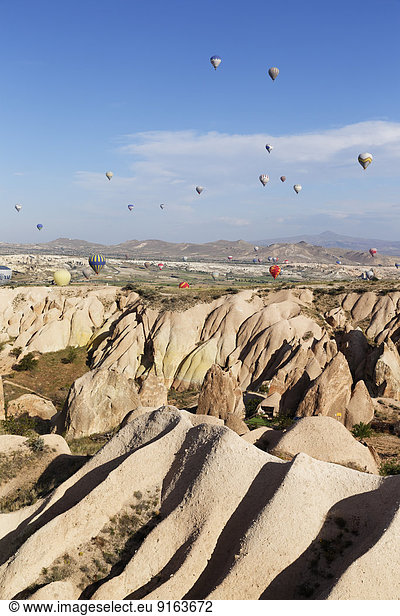 Heißluftballons Tuffsteinformationen am Sunset Viewpoint Göreme Nationalpark Kappadokien Zentralanatolien Anatolien Türkei
