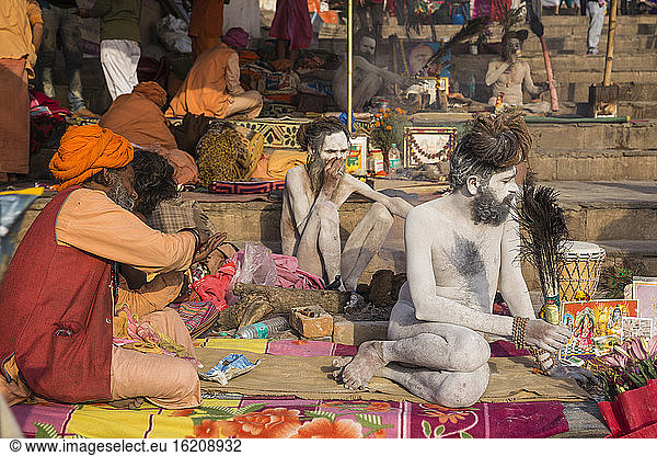 Heilige Männer des Hinduismus  Dashashwamedh Ghat  das wichtigste Ghat am Ganges  Varanasi  Uttar Pradesh  Indien  Asien