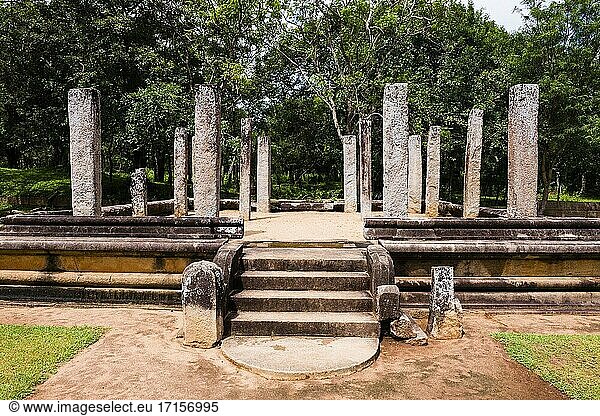 Heilige Stadt Anuradhapura  Steinsäulen-Ruinen im Abhayagiri-Kloster  Sri Lanka  Asien