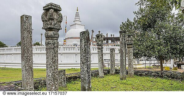Heilige Stadt Anuradhapura  Thuparama Dagoba im Mahavihara (Das große Kloster)  Sri Lanka  Asien