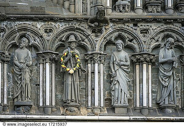 Heiligenfiguren am Eingangsportal mit Säulen  Nidarosdom  Trondheim  Trøndelag  Norwegen  Europa