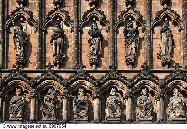 Heiligenfiguren an der Hauptfassade der Lichfield Kathedrale  Decorated Style  englische Gotik  1256-1340  The Close  Lichfield  England  Großbritannien  Europa