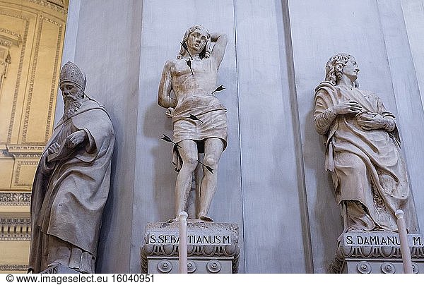 Heiligenskulpturen in der Kathedrale Mariä Himmelfahrt in Palermo  der Hauptstadt der autonomen Region Sizilien  Italien.