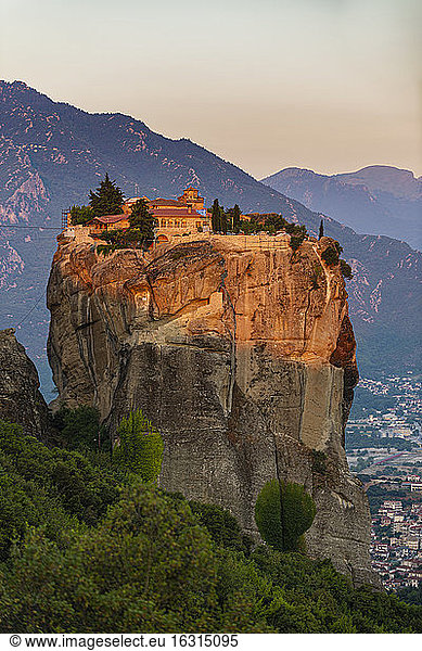 Heiliges Kloster der Heiligen Dreifaltigkeit bei Sonnenaufgang  UNESCO-Weltkulturerbe  Meteora-Klöster  Griechenland  Europa