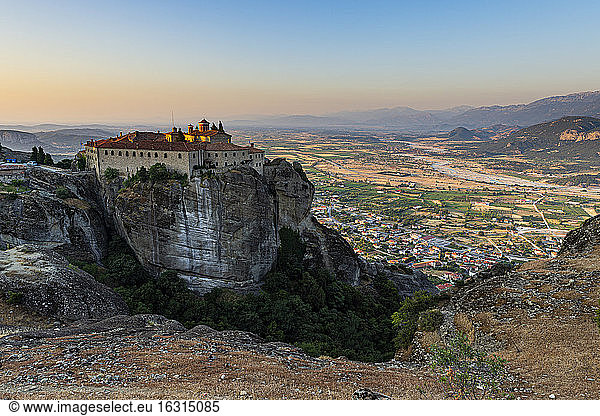 Heiliges Kloster St. Stephan bei Sonnenuntergang  UNESCO-Weltkulturerbe  Meteora-Klöster  Griechenland  Europa