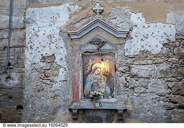 Heiligtum an der Hauswand in der süditalienischen Stadt Palermo  der Hauptstadt der autonomen Region Sizilien.