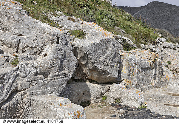 Heiligtum des Artemidoros mit Reliefs eines Löwen (Apollon) und Adler (Zeus)  Alt Thira  Santorin  Griechenland