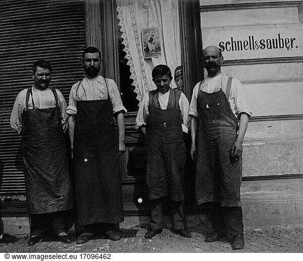 Heinrich Zille (1858–1929).
Shoemakers in front of their workshop  summer 1899. Photography  gelatin silver paper  23 × 29 cm.
Inv. No. BG-FS WV 244 series b) 
Berlin  Berlinische Galerie.