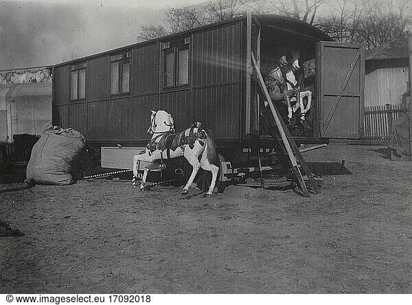 Heinrich Zille (1858–1929). Showman wagon with Carousel Horses  1900. Photography  celloidin matt  50 × 40 cm.
Inv. No. BG-FS WV 289 
Berlin  Berlinische Galerie.