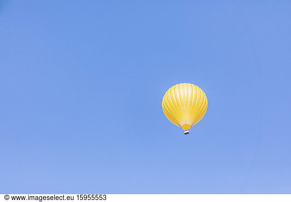 Heissluftballon am blauen Himmel