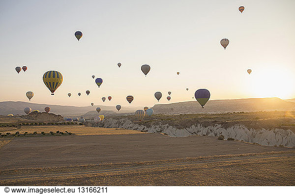 Heissluftballons über Feldlandschaft  Kappadokien  Anatolien  Türkei