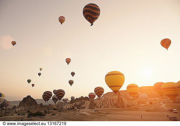 Heissluftballons in Felslandschaft bei Sonnenuntergang  Kappadokien  Anatolien  Türkei