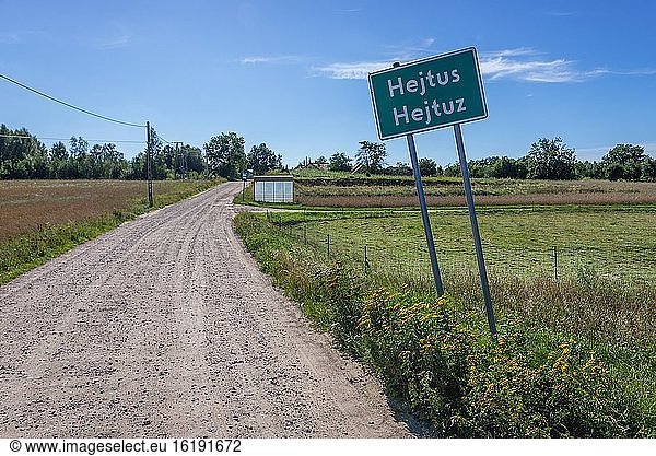 Hejtus Dorfschild - sowohl in polnischer als auch in kaschubischer Sprache in der Region Kaschubei in Polen.