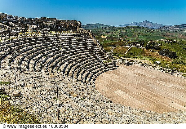 Hellenistisches antikes Theater aus dem 3. Jhd. v. Chr. mit grandiosem Panorama  Ruinen der von den Elymern gegruendeten Stadt Segesta  Sizillien  Segesta  Sizilien  Italien  Europa