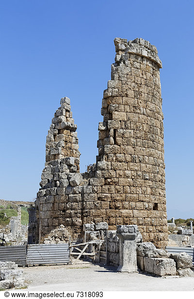 Hellenistisches Stadttor  Ruinen der ovalen Türme  Perge  Aksu  Türkische Riviera  Antalya  Türkei  Asien