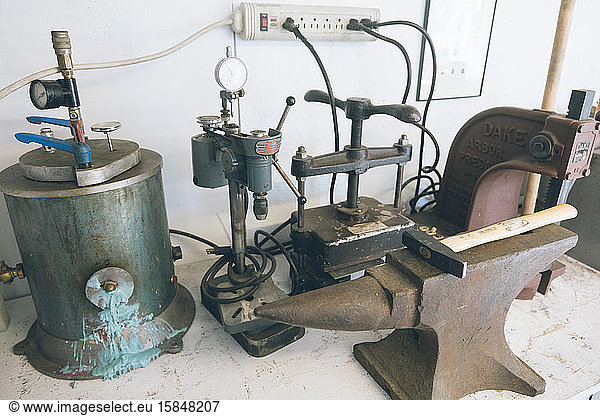 Helles Heimstudio mit technologischen Werkzeugen für die Schmuckherstellung