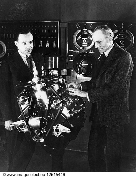 Henry und Edsel Ford mit einem Ford V8-Motor  (ca. 1940er Jahre). Künstler: Unbekannt