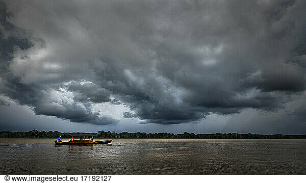 Herannahender Sturm auf dem Amazonas bei Mocagua  Amazonas  Co