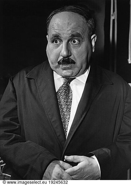 Herbert Grünbaum.
Jewish actor.
27.8.1902 Berlin – 23.9.1981 Berlin / W. Character picture as editor “Sibilot in “Nekrasov by Jean-Paul Sartre  Volksbühne Berlin; Director: Fritz Wisten  Photo: Roman Weyl. Premiere on October 27  1956. Photo  1956 (Abraham Pisarek).