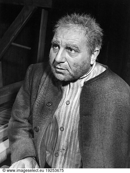 Herbert Grünbaum.
Jewish actor.
27.8.1902 Berlin – 23.9.1981 Berlin / W. Character picture as “Hilse in “Die Weber by Gerhart Hauptmann  Volksbühne Berlin; Director: Ernst Kahler; Stage design Heinrich Kilger. Premiere on 12.10.1957. Photo  1957 (Abraham Pisarek).