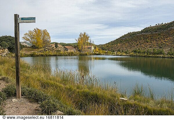 Herbst in den Bergen von Gudar Teruel Aragonien Spanien Der neue Teich la balsa nueva in Mora de Rubielos.