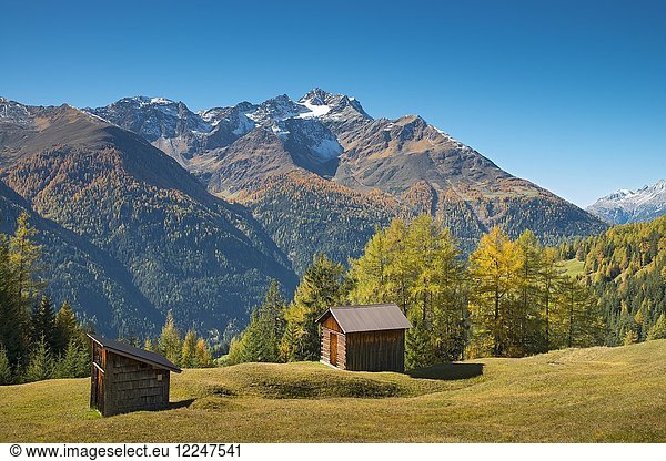 Herbstliche Berglandschaft mit Almhütten  hinter Hoher Riffler  Dawin-Alpe  Waldwiesen  Strengen am Arlberg  Tirol  Österreich  Europa