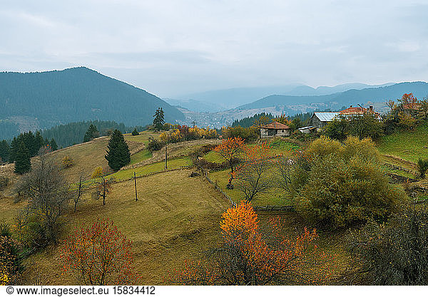 Herbstliche Landschaft. Nebliger Sonnenaufgang in Rodopi  Bulgarien.