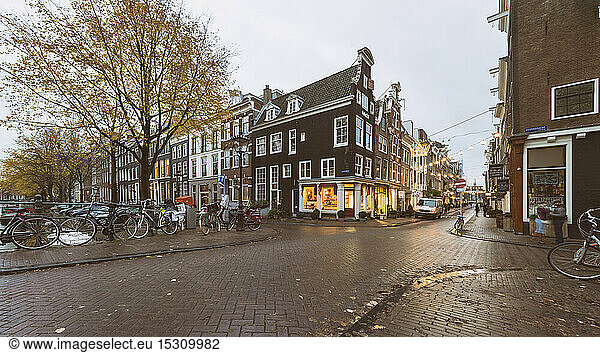 Herengracht im alten Stadtzentrum im Herbst  Amsterdam  Niederlande