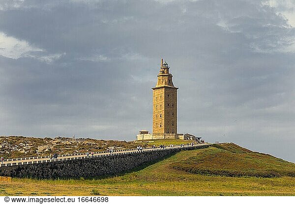 Herkulesturm  A Coruna  Provinz A Coruna  Galicien  Spanien. Der Herkulesturm  ein UNESCO-Weltkulturerbe  wurde ursprünglich von den Römern im 1. Jahrhundert nach Christus erbaut. Um die UNESCO zu zitieren: Der Herkulesturm ist der einzige vollständig erhaltene römische Leuchtturm  der noch immer für maritime Signale genutzt wird.