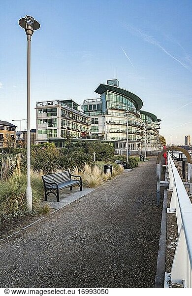 Hermitage Riverside Memorial Garden in Wapping  Tower Hamlets  London  England