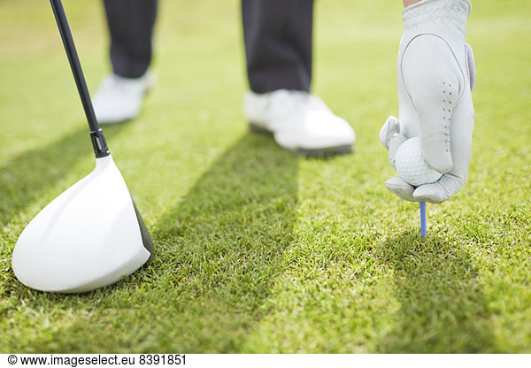 Herrenabschlag Golfball auf dem Platz