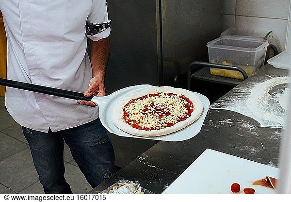 Herstellung italienischer Pizzen