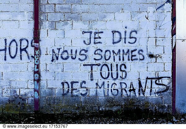 Herve  Belgien. Graffiti an der Wand einer verlassenen Industrieanlage gegen Migranten und Migration. Aufgrund des jahrzehntelangen wirtschaftlichen Niedergangs nimmt die Armut zu  was zu Widerstand gegen Neuankömmlinge führt.