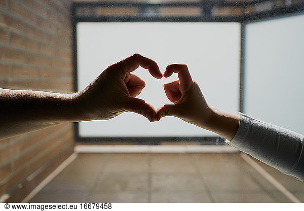 Herzform  die durch die Verbindung zweier Hände entsteht