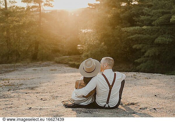 Heterosexuelles Paar verbringt seine Freizeit im Wald
