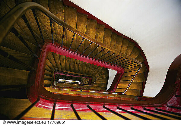 High Angle View Of A Wooden Steps  Handlauf und Geländer im Inneren eines Gebäudes  Marais District; Paris  Frankreich