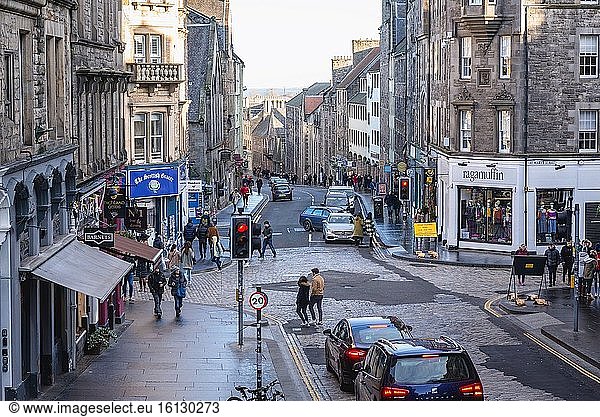 High Street und Canongate Street  Teil der Royal Mile in Edinburgh  Hauptstadt von Schottland  Teil des Vereinigten Königreichs.