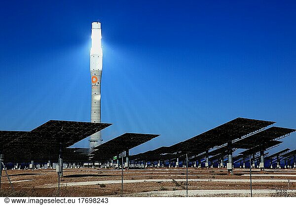 Hightech Sonnenkraftwerk Gemasolar in Fuentes de Andalucia nahe Sevilla  Solarturm  Solarwärmekraftwerk
