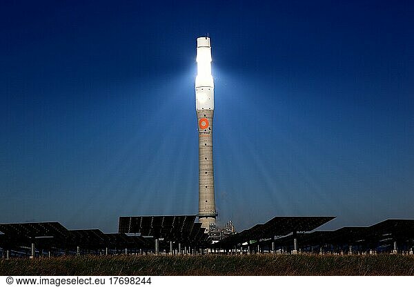 Hightech Sonnenkraftwerk Gemasolar in Fuentes de Andalucia nahe Sevilla  Solarturm  Solarwärmekraftwerk  Andalusien  Spanien  Europa