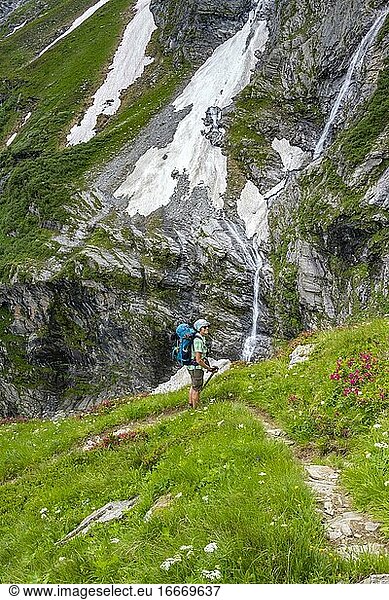 Hiker on the descent from the Mörchnerscharte to the Greizer Hut  Berliner Höhenweg  Zillertal Alps  Zillertal  Tyrol  Austria  Europe